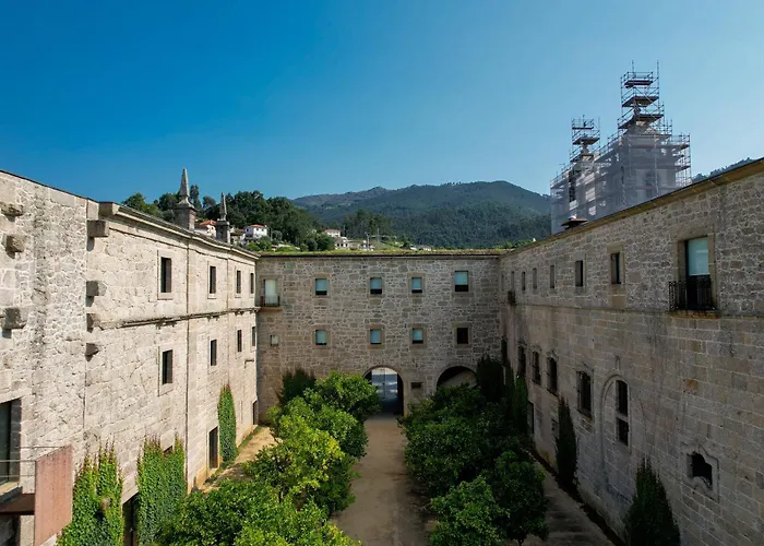 Mosteiro De מלון